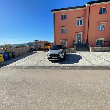 Family Village Apartment Vrh  Buitenkant foto