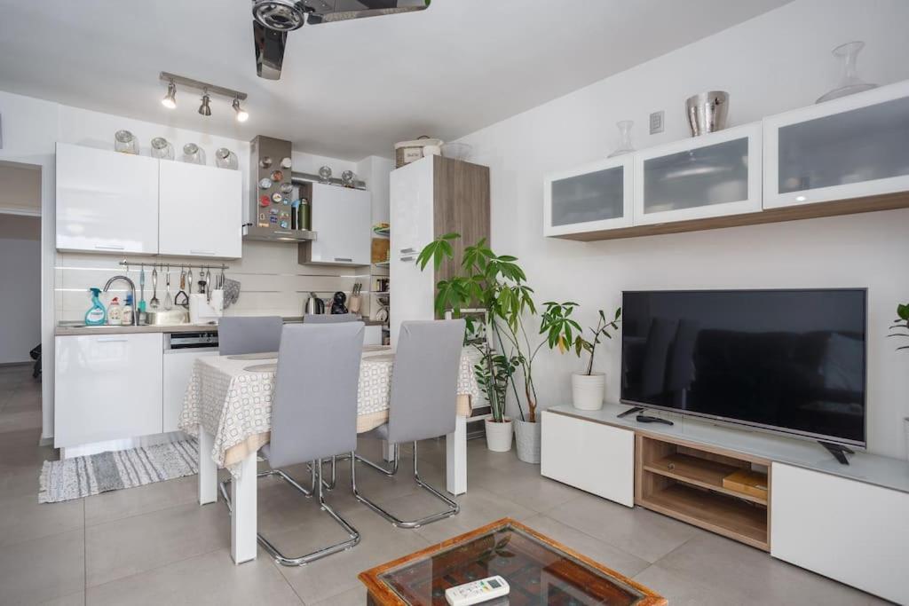 Family Village Apartment Vrh  Buitenkant foto