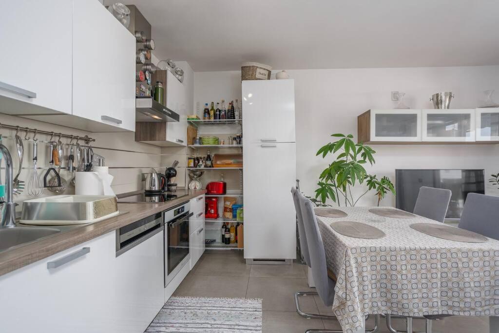 Family Village Apartment Vrh  Buitenkant foto